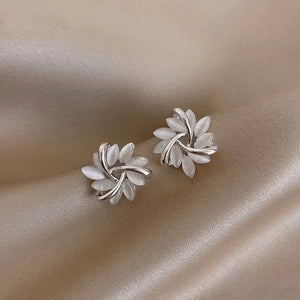 Elegant Gold Earrings with Exquisite Opal Flower Motifs Aurevea Atelier