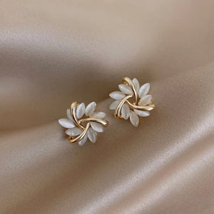 Elegant Gold Earrings with Exquisite Opal Flower Motifs Aurevea Atelier